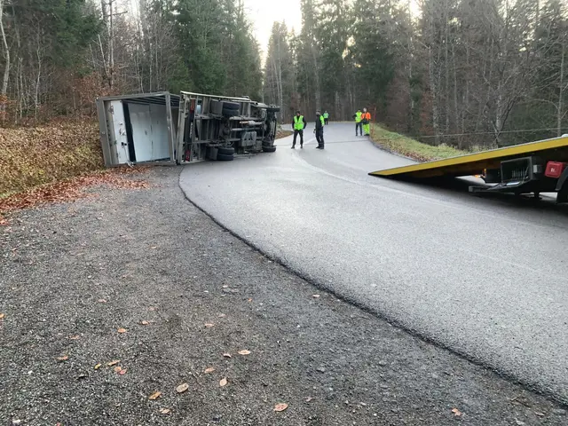 Intervention sur un poids lourd renversé dans le Jura