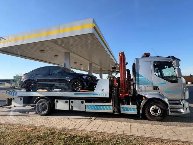Camion plateau équipé d'une grue pour le grutage de véhicules