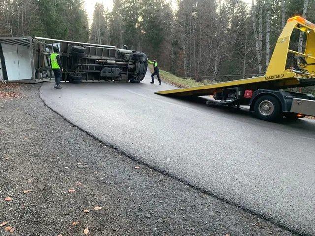 Dépanneuse plateau sur les lieux d'un accident de poids lourd