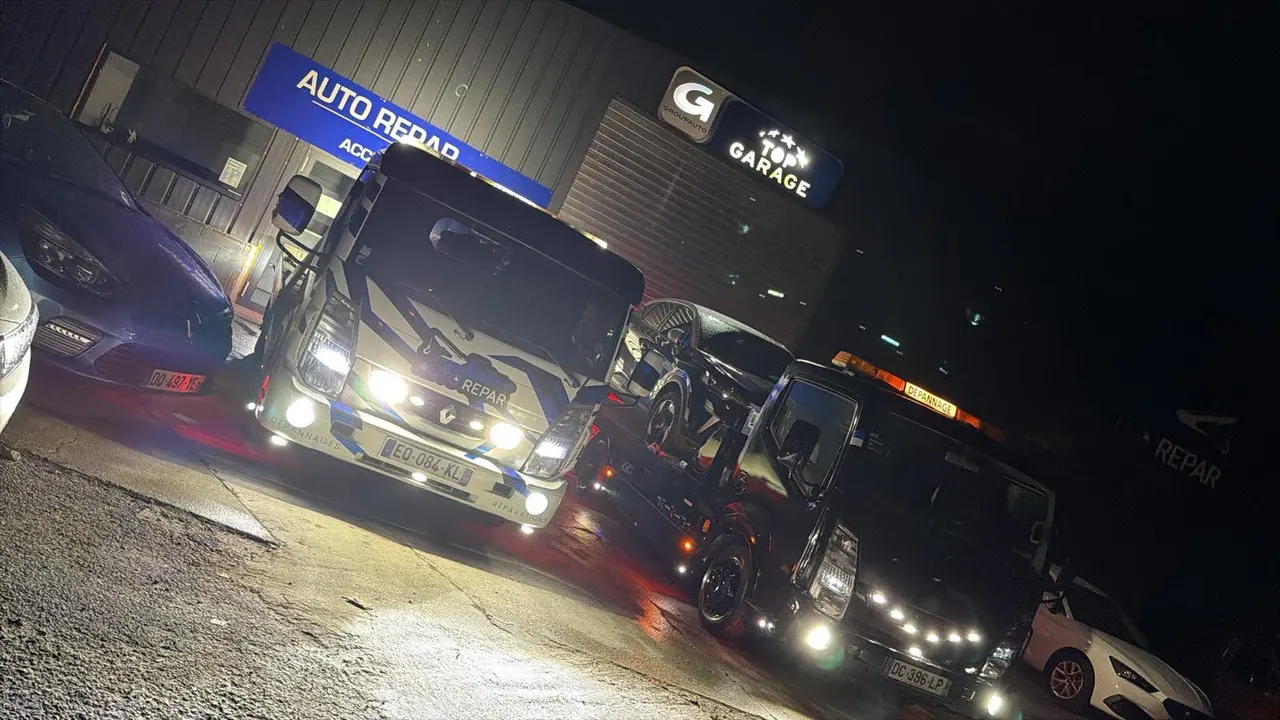 Dépanneuses Auto Repar de nuit devant le garage Top Garage à Lons-le-Saunier