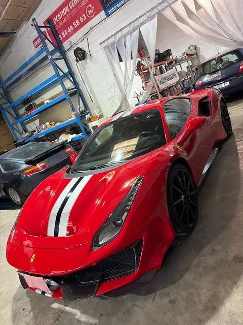 Ferrari dans l'atelier du garage Auto Repar