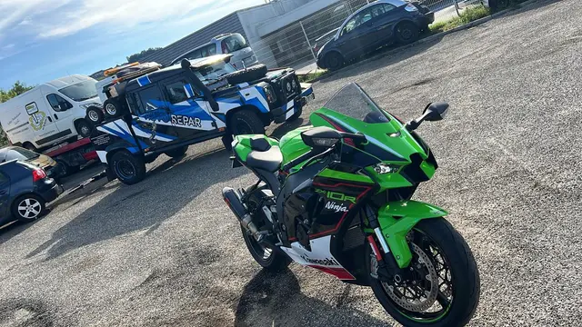 Moto Kawasaki prise en charge par une dépanneuse Auto Repar
