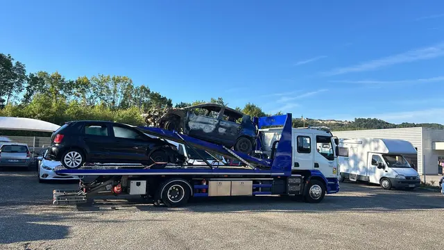 Camion porte-voitures transportant plusieurs véhicules